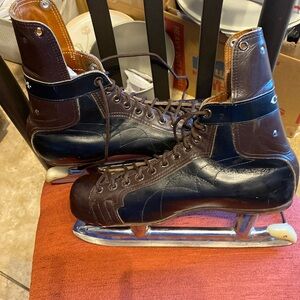 Vintage CCM PROFESSIONAL ice skates. Size 8 excellent condition. Minor scuffing